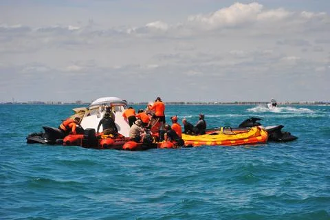 Rescue team members are using a Boeing CST-100 Starliner training capsule t.. Foto stock