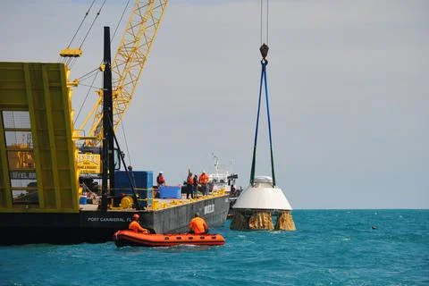 Rescue team members are using a Boeing CST-100 Starliner training capsule t.. Foto stock