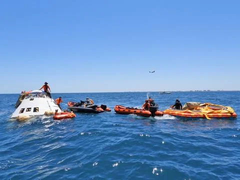 Rescue team members are using a Boeing CST-100 Starliner training capsule t.. Foto stock