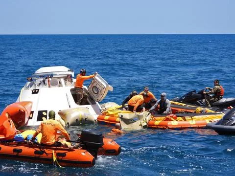 Rescue team members are using a Boeing CST-100 Starliner training capsule t.. Foto stock