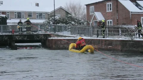 Rescue team paddle to canoe Video stock 20469660