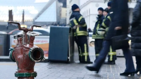 Rescue team ready to use fire hydrant from sewer hatch. Water hose connected to Vidéo 122766887