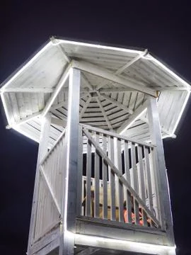 Rescue tower in the backlight on the beach after sunset. Foto stock