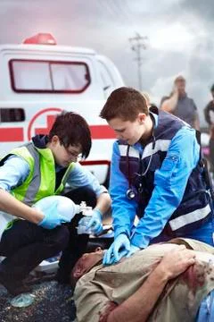 Rescue workers performing CPR and preparing manual resuscitator over car Foto stock