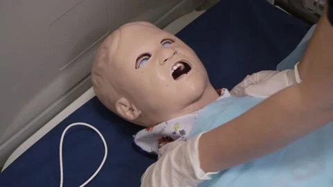 Rescuer hands doing emergency CPR First Aid Training. 库存影片 142605649