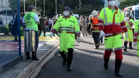Rescuers after work Vídeo Stock 137969774