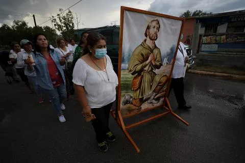 Rescuers remove objects obstructing entrance to collapsed mine in Mexico, San Jo Stock Photos