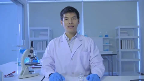 Research concept of 4k resolution. Asian doctors are recommending a vaccine a Stock Footage 152761263