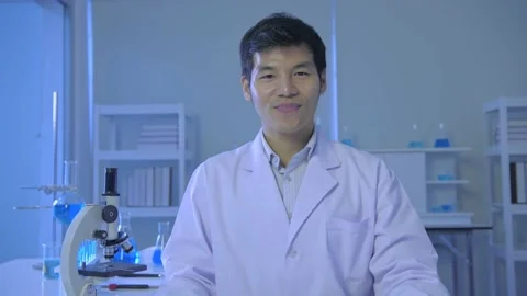 Research concept of 4k resolution. Asian doctors are recommending a vaccine a Stock Footage 155288119