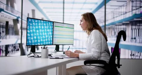 Research Lab Scientist Using Computer Foto stock