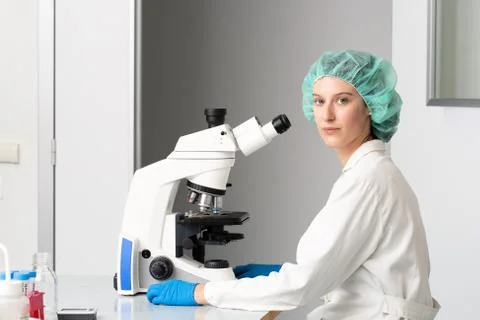 Research scientist examining sample under microscope Foto stock
