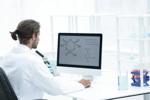 Research scientist using computer chemistry laboratory Foto stock