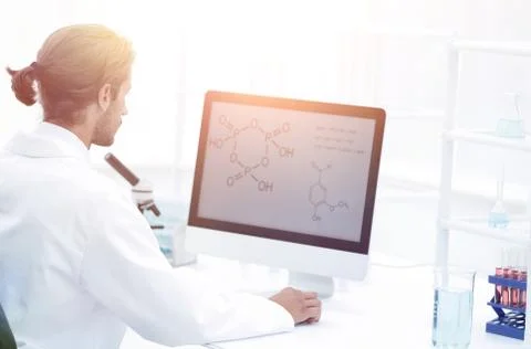 Research scientist using computer chemistry laboratory Foto stock