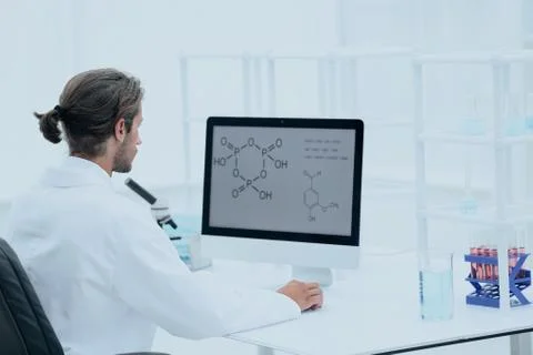 Research scientist using computer chemistry laboratory Foto stock