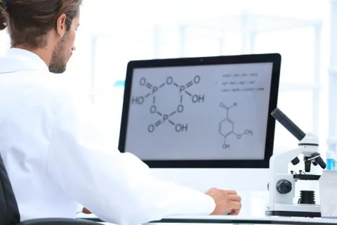 Research scientist using computer chemistry laboratory Foto stock