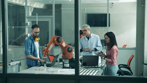 Research workers are observing a functioning bionic arm Video stock 131547154