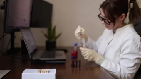 Researcher examines virus samples 库存影片 337571386