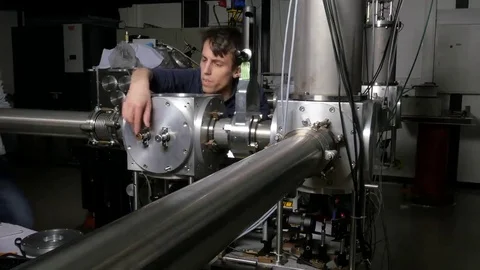 Researcher in the laser lab Vídeos de archivo 69083502