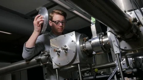 Researcher in the laser lab Vidéo 69084104