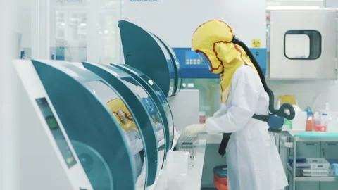 Researcher in sterile gown in Lab checking equipments 50fps Vídeos de archivo 242829753