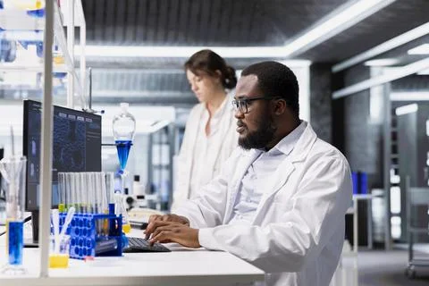 Researcher using computer application for DNA data analysis in laboratory Foto stock