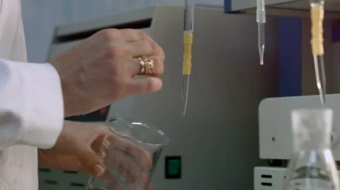 Resercher take sample liquid in flask Video stock 52029913