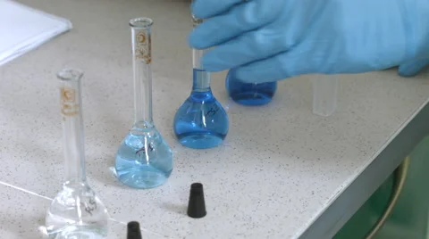 Resercher take samples liquid in flask in lab Vidéo 52061076