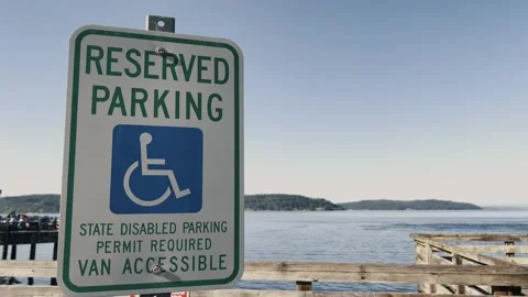 Reserved parking sign for disabled access by waterfront Vidéo 336878474