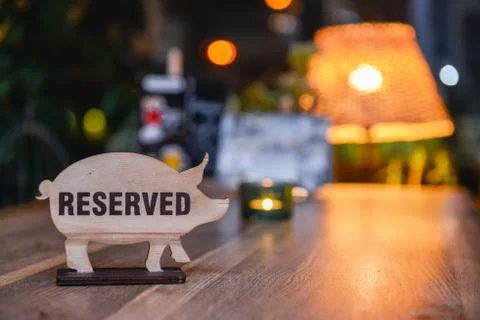 Reserved sign on a restaurant table Foto stock