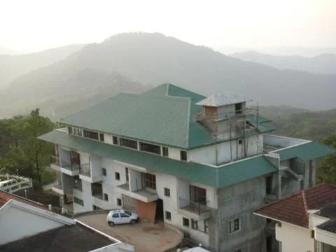 Residence development in front of mountain range Foto stock