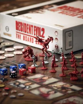 Resident Evil 2 board game components close up featuring zombie miniatures .. Foto stock
