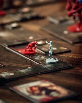 Resident Evil 2 board game components close up featuring zombie miniatures .. Foto stock