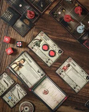 Resident Evil 2 board game components close up featuring zombie miniatures .. Foto stock