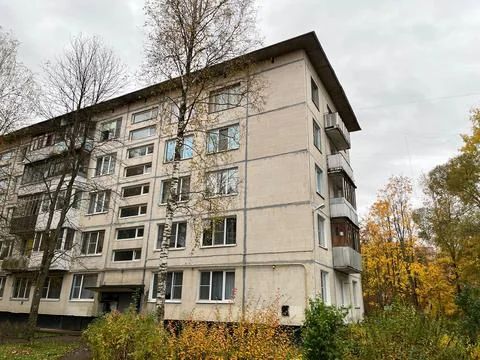 Residential building with multiple windows and balconies surrounded by autumn Stockfoto's
