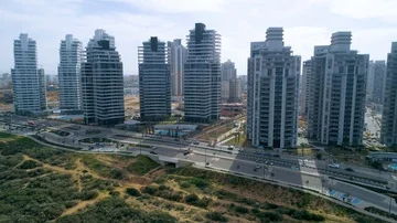 Residential buildings pull out shot aerial Stockbeeldmateriaal 85970575