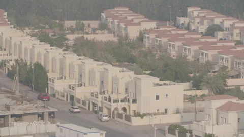Residential district in Dubai: camera pan following rows of identical houses 動画素材 289654792