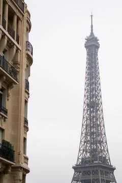 Residential Eiffel Tower in winter in the 16th arrondissement in Paris Foto stock