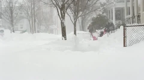 Residents Preparing to Remove Snow During Blizzard Vidéo 21232367