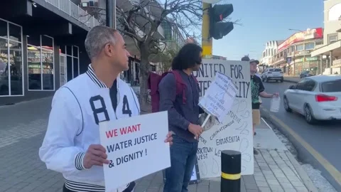 Residents protest persistent water shortages in South Africa, Johannesburgo, ZA  Stock-Footage 343851700