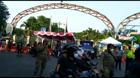 Residents Queue to Enter Ragunan Zoo on Eid Al-Fitr Holidays during the Covid-19 Stock Footage 170444061