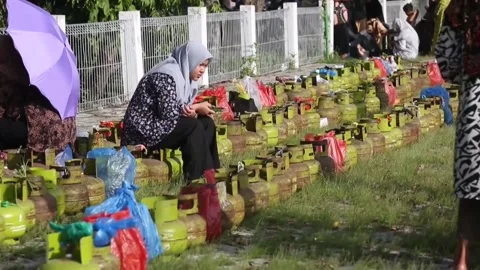 Residents queue for subsidized LPG in Banda Aceh, INDONESIA, ID - 29 Oct 2025 Stock Footage 320096600