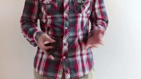 Resigned man shows an empty wallet 库存影片 76225830