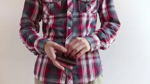 Resigned man shows wallet and it is empty Vidéo 76794843