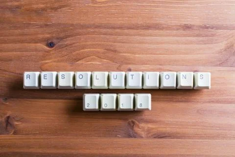 Resolutions 2018 on computer keyboard keys buttons on a wooden background. Foto stock