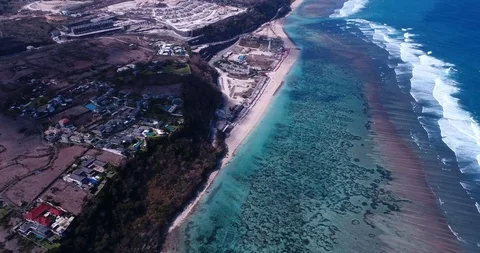 Resort on beach in front of shallow reef with turquoise water Video stock 114600286