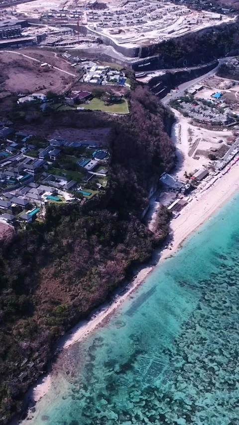 Resort on beach in front of shallow reef with turquoise water Video stock 230523462
