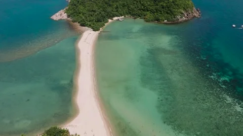 Resort by the beach with turquoise waters. Ko Ma Beach. Ko Pha Ngan, Thailand. Stock Footage 303529721