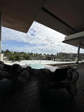 Resort seating area looking over the resort to the ocean Foto stock
