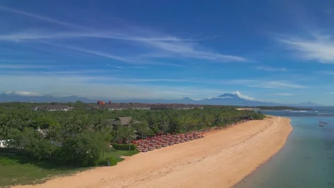 Resort town, first beach line, summer, mountain, plan of a copter flying over Vidéo 267956556