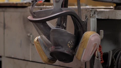 Respirator mask in the workshop 動画素材 90012699